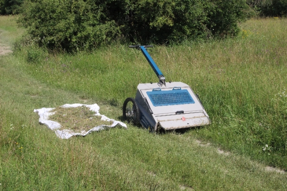 Das Bild zeigt die Wiesensaatgut-Erntemaschine „eBeetle“